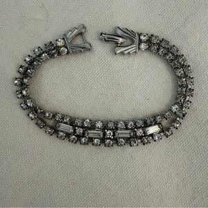 VINTAGE Stunning Rhinestone Bracelet BLING !!!!
Icy Rhinestone Weiss Style
